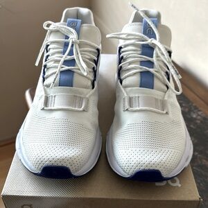 On cloudnova sneakers new in box: